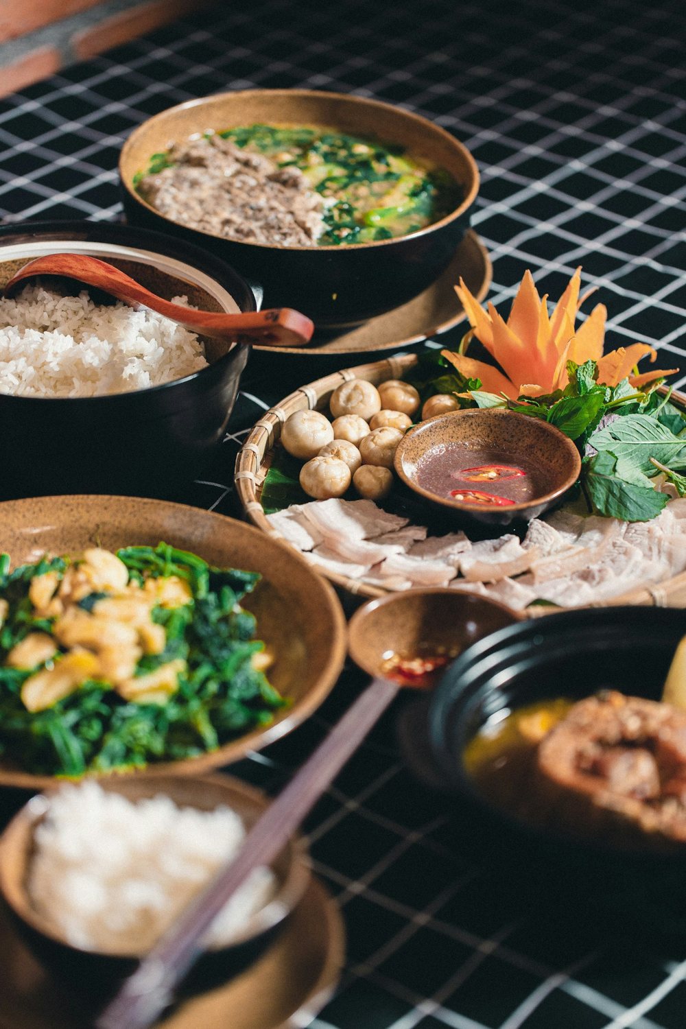 Mâm đồ ăn Việt được chia dùng cùng nhau