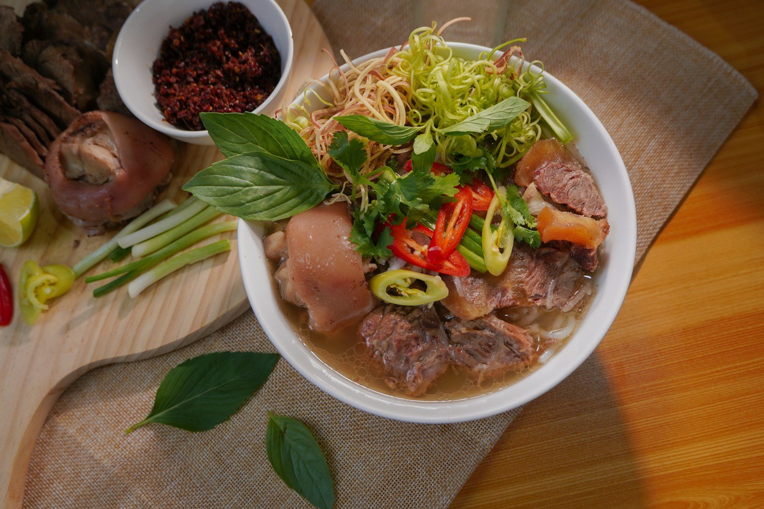 Món Việt với rau thơm và nước dùng